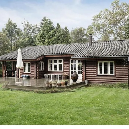 Prázdninový dům Log With Cozy Interior Near The Water