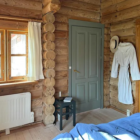Feriehus Log With Cozy Interior Near The Water